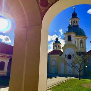 https://kiki-luky-family-apartment-by-prague-castle.praguehotelsweb.com